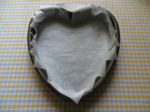 Tortiera rivestita con la carta forno