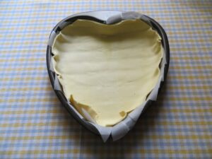 Adagiare la pasta sfoglia sulla tortiera