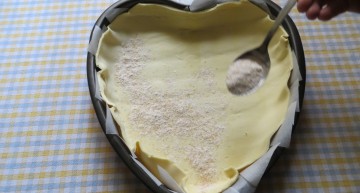 cospargere il fondo di zucchera,farina e cannella cospargere il fondo di zucchera,farina e cannella