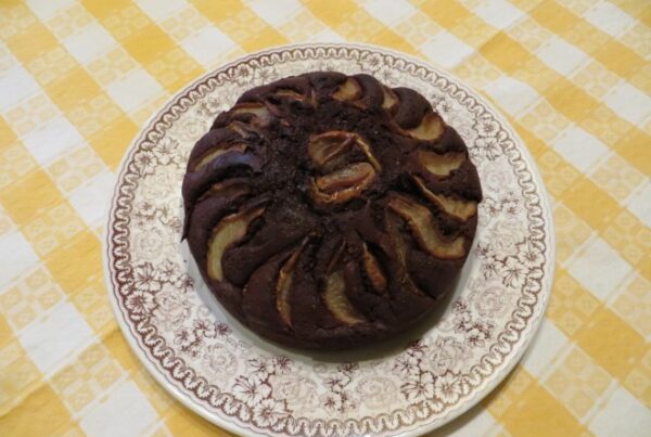 torta pere e cioccolato su un piatto di portata