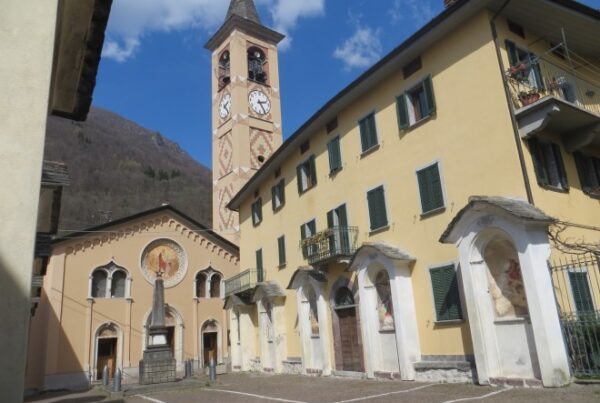 La piazzetta della Via Crucis e sullo sfondo la Chiesa di San Bartolomeo a Margno Valsassina