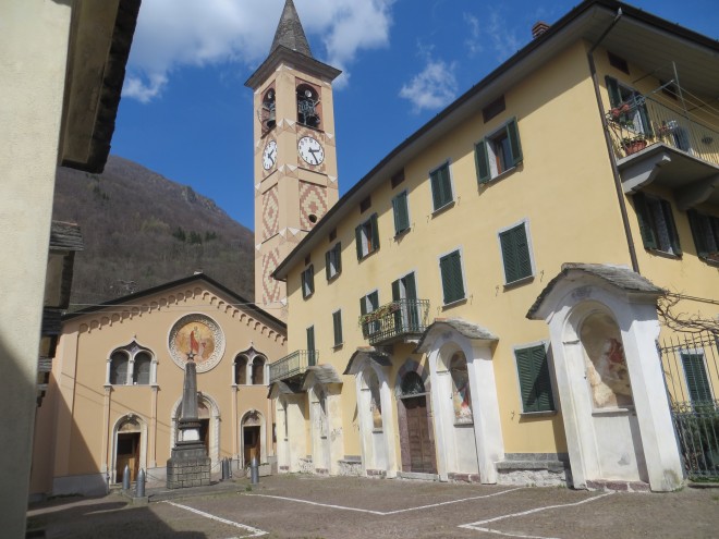 La piazzetta della Via Crucis e sullo sfondo la Chiesa di San Bartolomeo a Margno Valsassina
