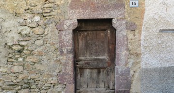 Il piccolo portale protogotico nel borgo storico di Margno Valsassina Il piccolo portale protogotico nel borgo storico di Margno Valsassina