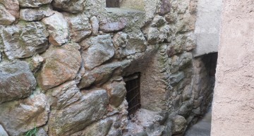 Gli enormi sassi della base della torre medioevale “mozzata” a Margno Valsassina Gli enormi sassi della base della torre medioevale “mozzata” a Margno Valsassina
