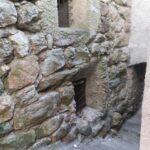Gli enormi sassi della base della torre medioevale mozzata a Margno Valsassina