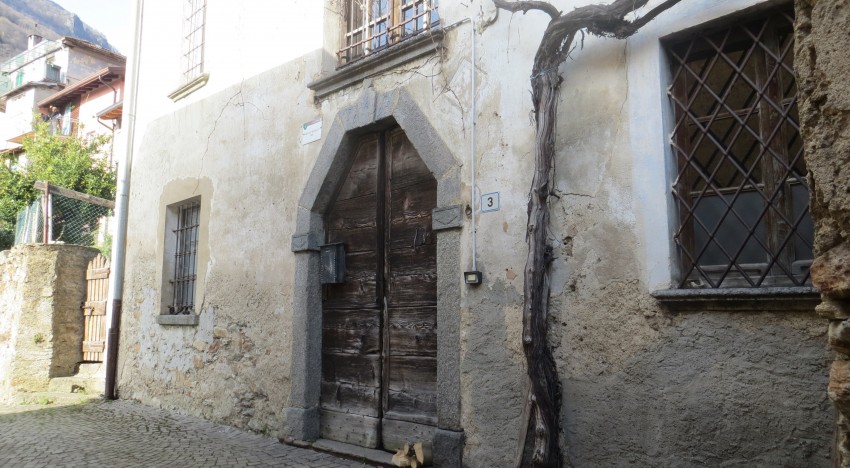 Portale barocco del 1693 nell’antico borgo di Margno Valsassina Portale barocco del 1693 nell’antico borgo di Margno Valsassina