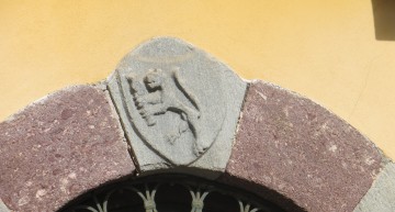 Il portale cinquecentesco vicino alla Chiesa di San Bartolomeo a Margno e l’unico con uno stemma nobiliare Il portale cinquecentesco vicino alla Chiesa di San Bartolomeo a Margno e l’unico con uno stemma nobiliare