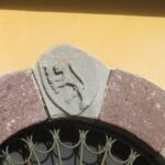 Stemma nobiliare su un'antico portale a Margno Valsassina