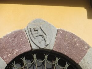 Stemma nobiliare su un'antico portale a Margno Valsassina