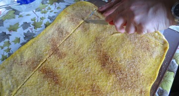 dividere l’impasto di pan brioche spennellato con il burro e cosparso di zucchero e cannella dividere l’impasto di pan brioche spennellato con il burro e cosparso di zucchero e cannella